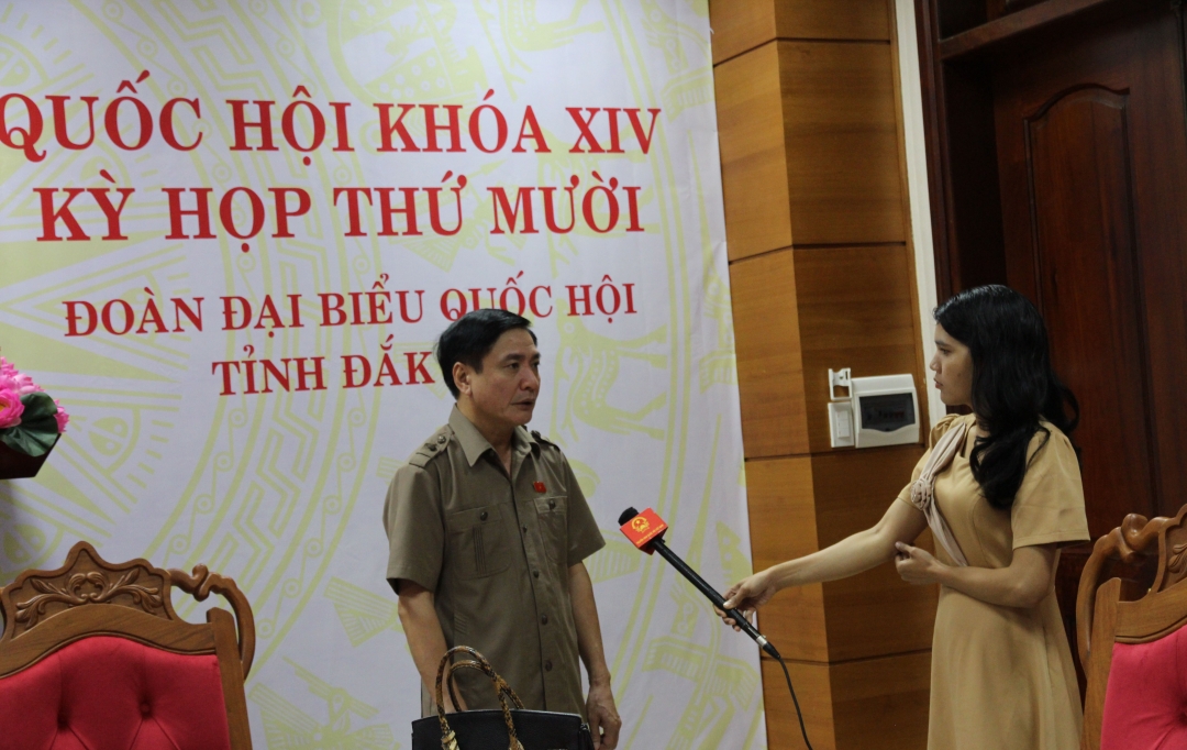 Ủy viên Trung ương Đảng, Bí thư Tỉnh ủy Bùi Văn Cường trao đổi với báo chí bên lề phiên họp.
