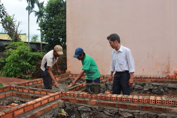 Nghề xây dựng dân dụng giúp nhiều lao động ở xã Ea Tu (TP. Buôn Ma Thuột) có thu nhập ổn định. 