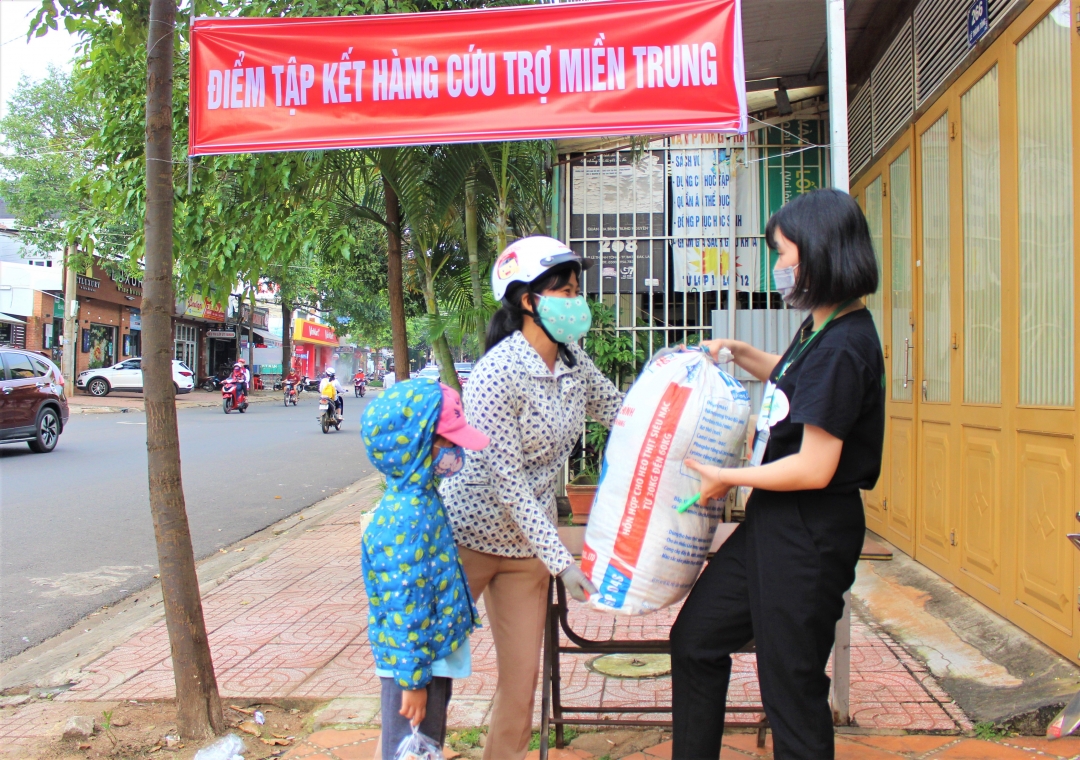 Người dân ủng hộ hàng hóa cứu trợ miền trung tại điểm tập kết số 261 đường Lê Thánh Tông (TP. Buôn Ma Thuột)Ảnh: Thùy Linh