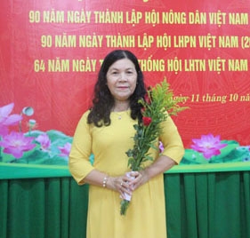 Bà Hoàng Thị Hồng Hải vừa được Hội LHPN phường Thắng Lợi khen thưởng.