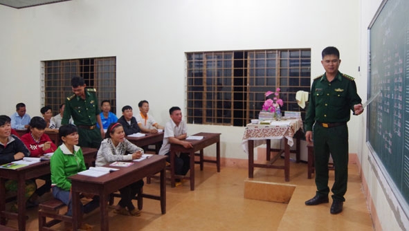 Bộ đội  Biên phòng tỉnh mở lớp  xóa mù chữ  cho người dân khu vực  biên giới. 