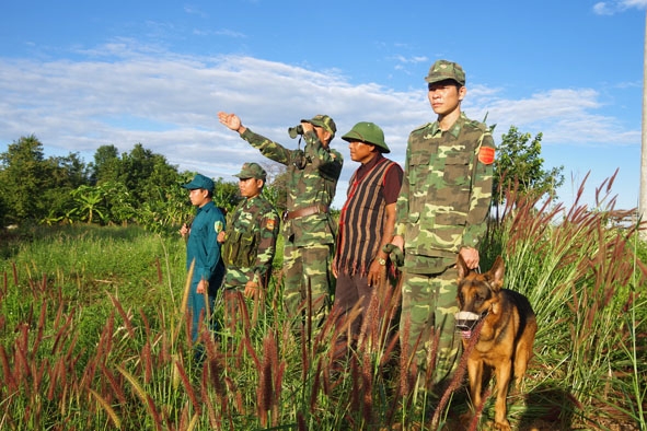 Bộ đội biên phòng Đồn Ea H'leo cùng đại diện chính quyền địa phương tham gia tuần tra biên giới.