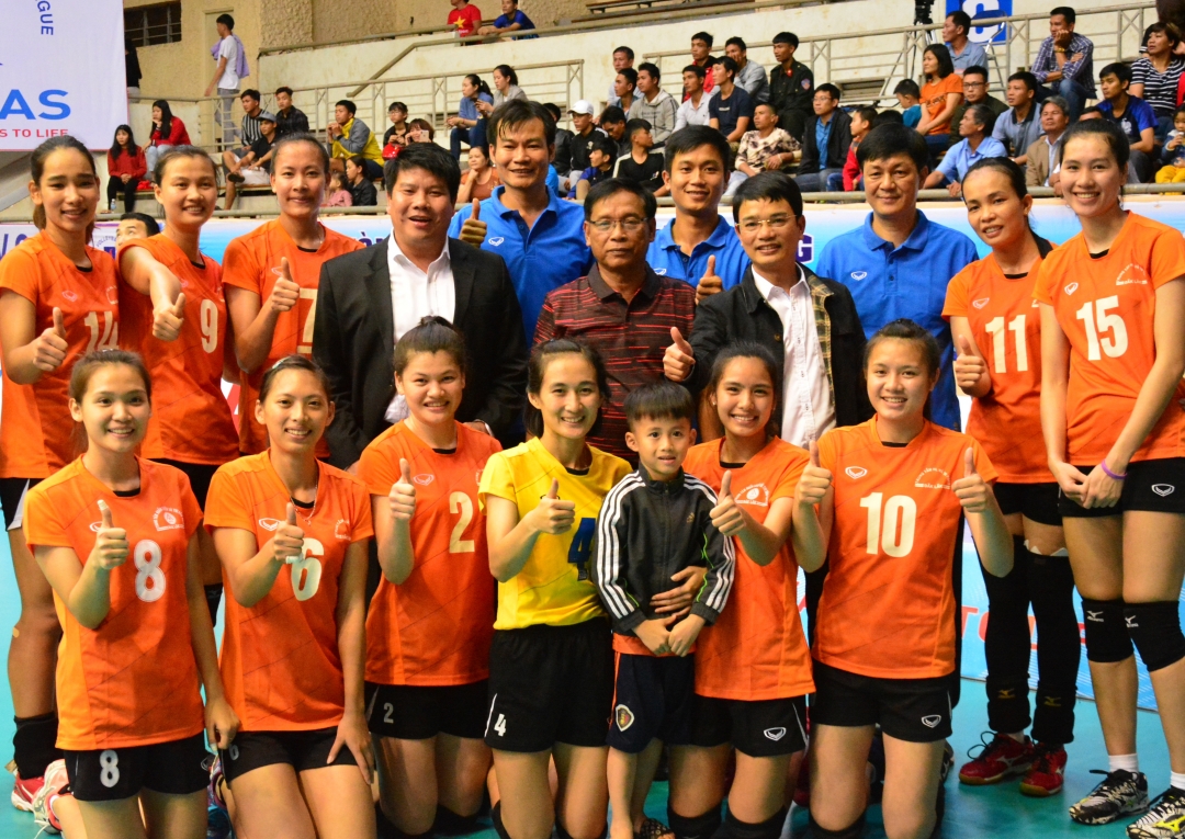 Tập thể vận động viên đội bóng chuyền nữ Đắk Lắk hoàn thành nhiệm vụ trụ hạng năm 2019.
