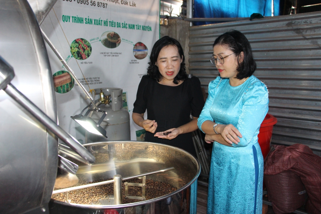 Chị Huỳnh Thị Nga (bên trái) giới thiệu quy trình chế biến cà phê đặc sản.    Ảnh: T.Dung
