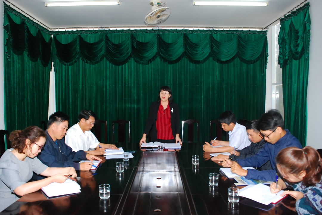 Chị Trần Thị Thanh Mai chủ trì một cuộc họp trong công ty. Ảnh: T.Ngữ