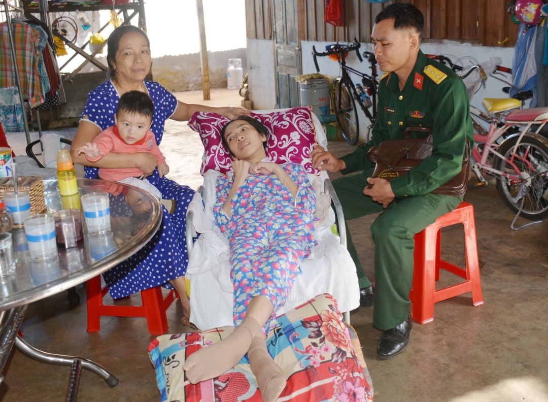 Trung úy QNCN Nguyễn Trung Hải đến thăm một trường hợp  có hoàn cảnh khó khăn trên địa bàn huyện Cư M'gar.  Ảnh: S.Quỳnh