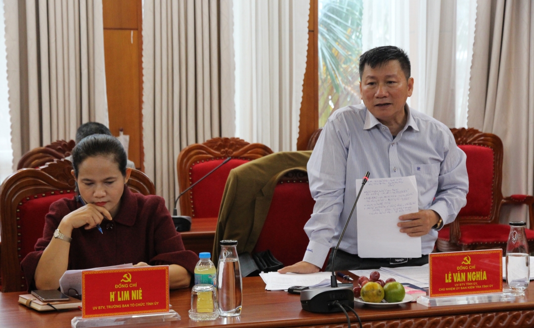 Ủy viên Ban Thường vụ Tỉnh ủy, Chủ nhiệm UBKT Tỉnh ủy Lê Văn Nghĩa đóng góp ý kiến tại buổi làm việc.