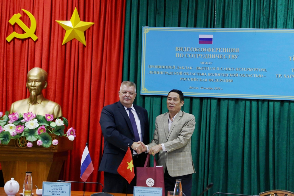 Phó Chủ tịch UBND tỉnh Võ Văn Cảnh trao quà tặng