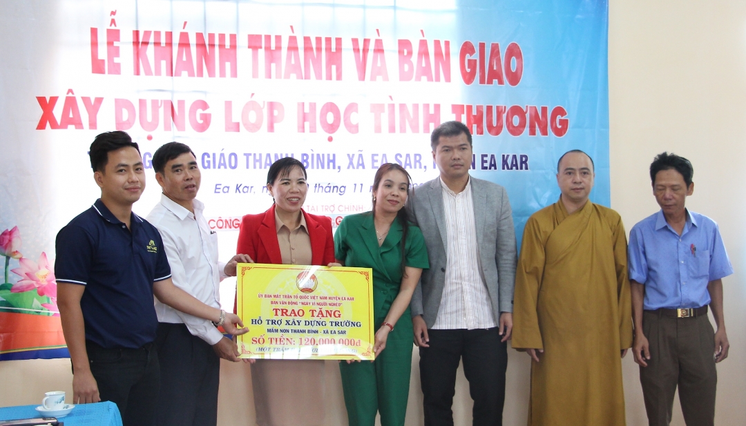 Ủy ban MTTQ huyện Ea Kar hỗ trợ 120 triệu để xây dựng công trình Lớp học tình thương.