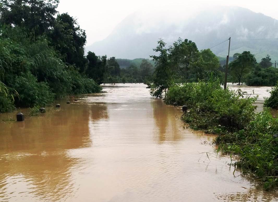 Một tuyến đường ở thôn Ea Bar, xã Cư Pui ngập sâu trong nước.