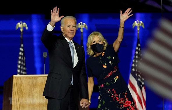 Ông Joe Biden và vợ vẫy chào những người ủng hộ tại Wilmington, bang Delaware, Mỹ, ngày 7-11-2020. 								             Ảnh: AFP/TTXVN