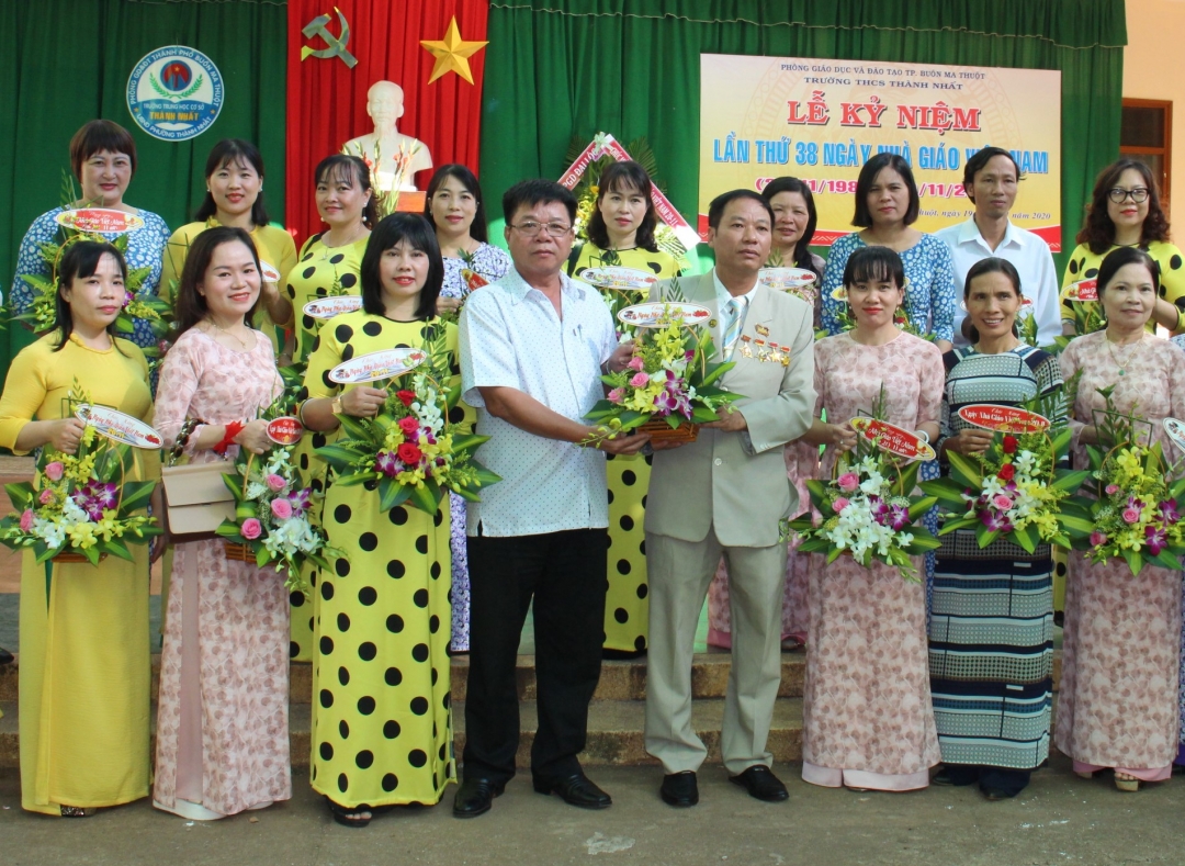 Ban đại diện cha mẹ học sinh tặng hoa cho các thầy, cô giáo Trường THCS Thành Nhất.