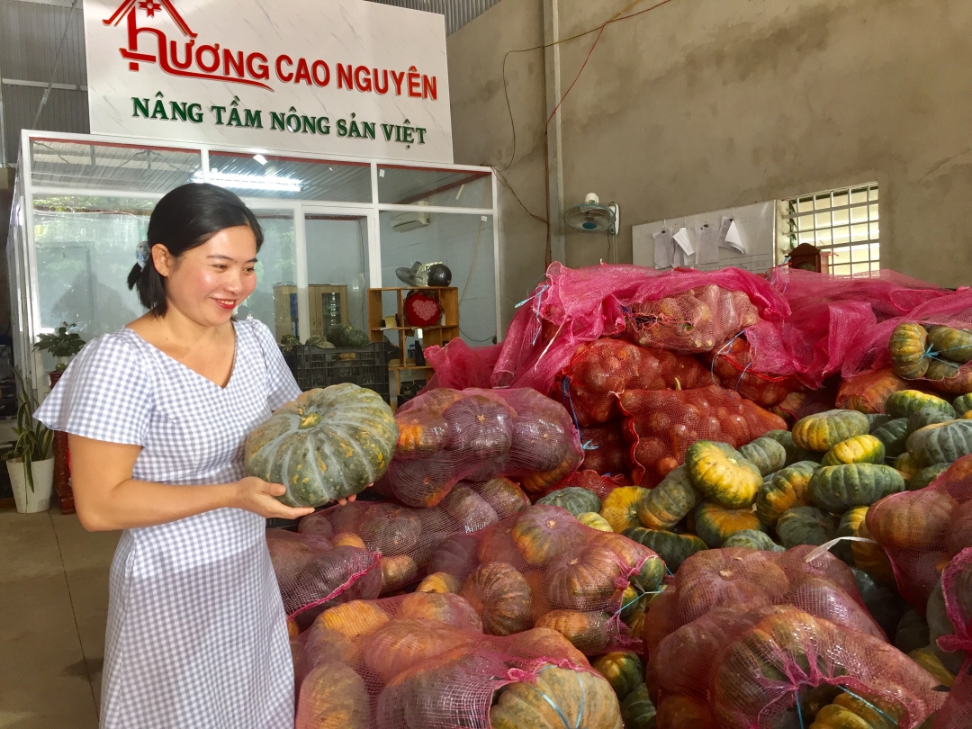 Chị Hương kiểm tra mặt hàng nông sản do công ty thu mua.