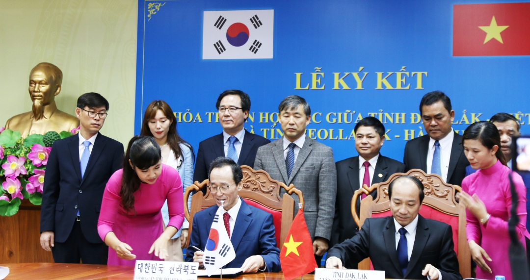 Đại diện lãnh đạo hai tỉnh Đắk Lắk và Jeollabuk-do (Hàn Quốc) ký kết bản thỏa thuận hợp tác. Ảnh: Thế Hùng