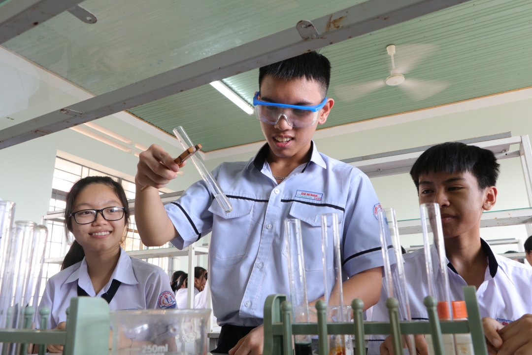 Học sinh Trường THPT Cư M'gar (huyện Cư M'gar) trong giờ thực hành thí nghiệm.  						  Ảnh: Nguyễn Gia