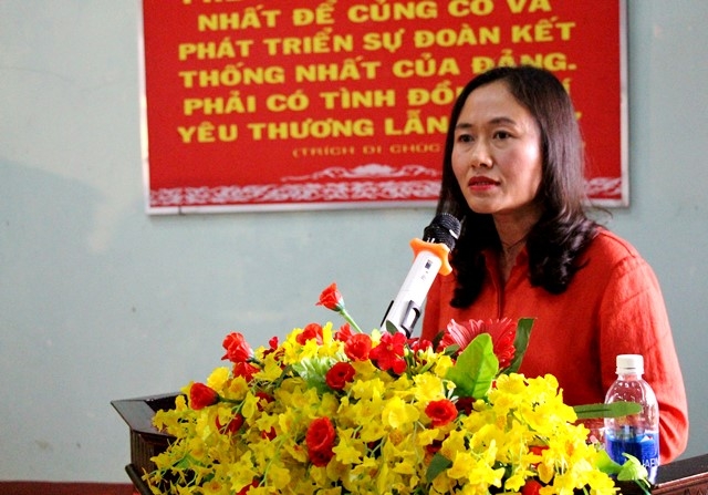 Bà Ngô Thị Minh Trinh, Phó Chủ tịch UBND huyện Krông Pắc trả lời kiến nghị của cử tri tại hội nghị