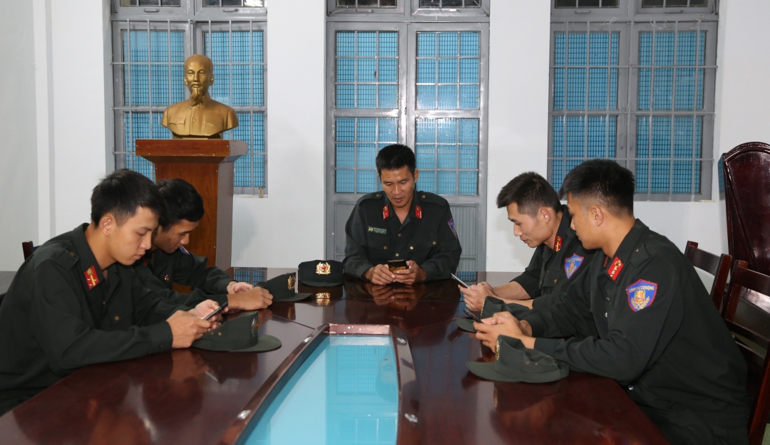 Lực lượng CSCĐ theo dõi mạng xã hội Zalo để tiếp nhận tin báo từ quần chúng nhân dân.