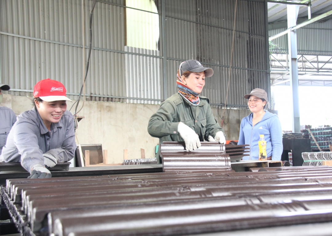 Người lao động tại một cơ sở sản xuất trên địa bàn huyện Ea Kar