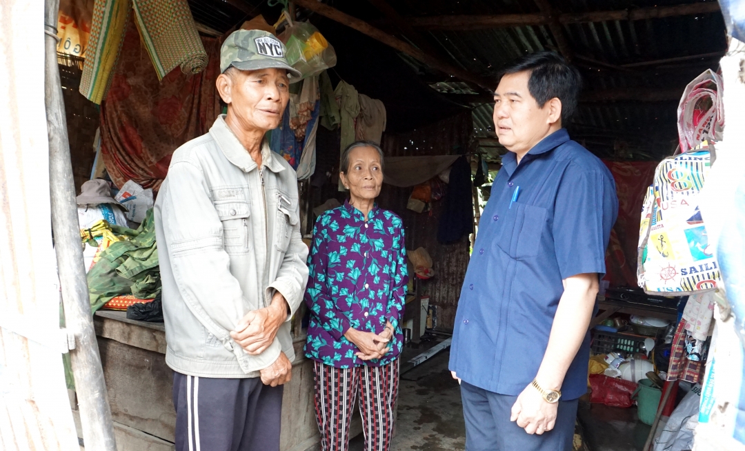 Phó trưởng Đoàn chuyên trách Đoàn ĐBQH tỉnh Y Khút Niê (bìa phải) thăm gia đình ông Y’Ti Konsa ở buôn Ja (xã Hòa Sơn, huyện Krông Bông).