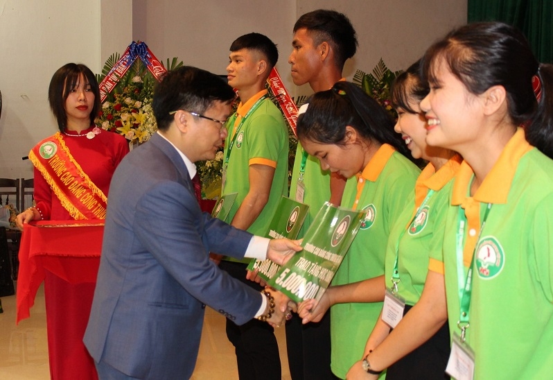 Đại diện Hội đồng quản trị Trường Cao đẳng Công thương Việt Nam trao học bổng cho các em sinh viên có thành tích cao.