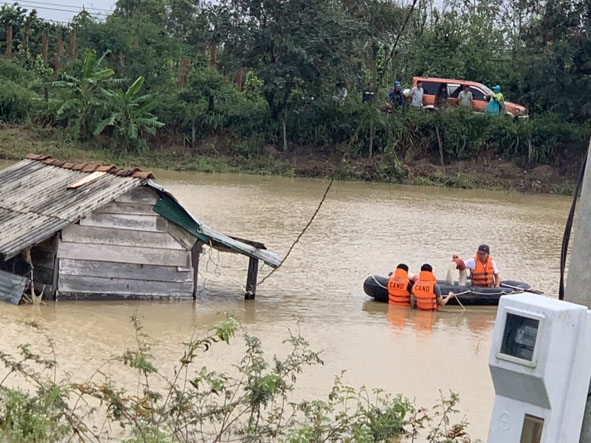  Lực lượng  cứu hộ  của huyện Ea Kar hỗ trợ di dời  người dân  ở xã Ea Ô  ra khỏi vùng bị ngập lụt. 