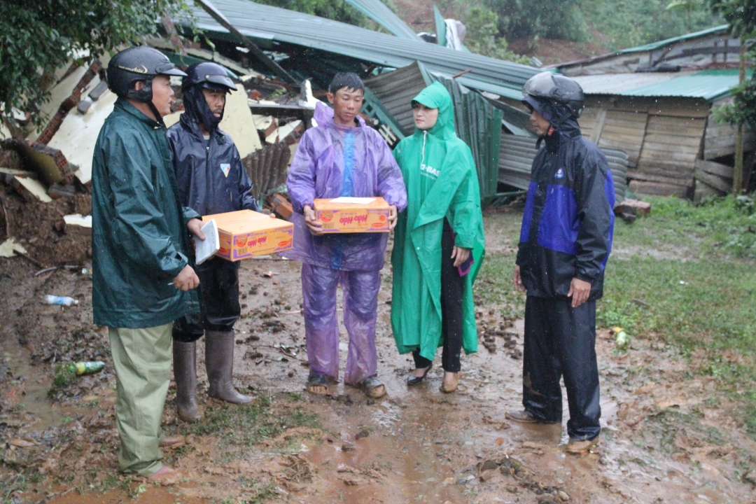 Đại diện Ban Chỉ huy Phòng chống thiên tai và Tìm kiếm cứu nạn huyện Krông Bông tặng quà, động viên người dân bị ảnh hưởng do thiên tai.