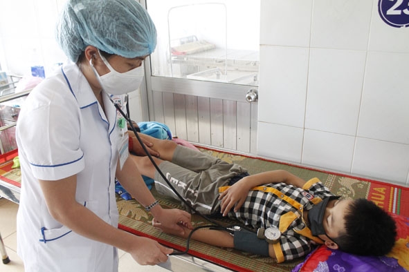 Em Hoàng Văn Lộc (học sinh lớp 6, Trường THCS Lê Lợi) đang điều trị tại Bệnh viện Đa khoa huyện Ea H'leo.