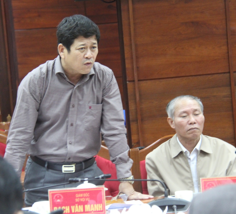 Giám đốc Sở Nội vụ Bạch Văn Mạnh tham gia ý kiến tại phiên họp