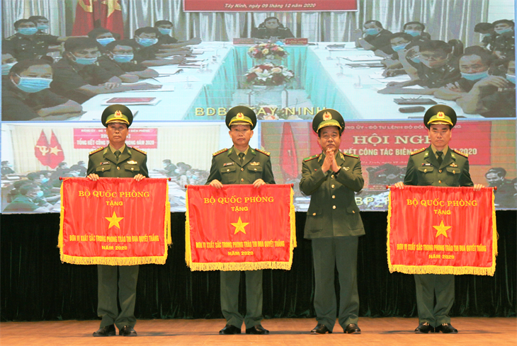 Thừa ủy quyền của Bộ trưởng Bộ Quốc phòng, Thiếu tướng Lê Đức Thái, Tư lệnh BĐBP trao tặng Cờ Thi đua của Bộ Quốc phòng cho các tập thể có thành tích xuất sắc trong năm 2020