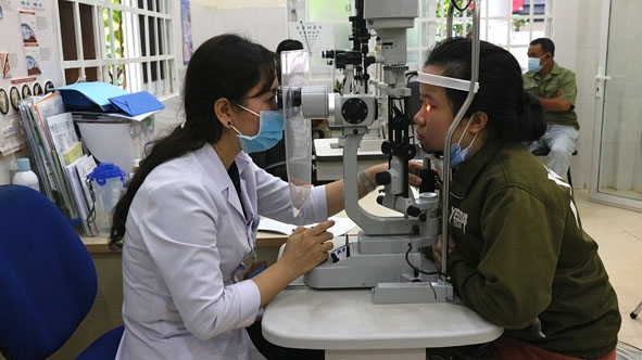 Bác sĩ Bệnh viện Mắt tỉnh khám mắt cho bệnh nhân.  Ảnh: Quang Nhật 