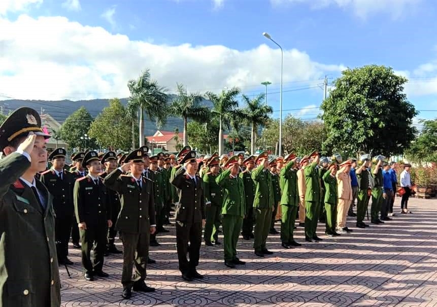 Lực lượng công an tham gia lễ ra quân.