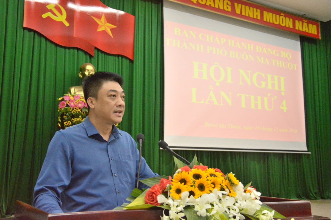 Bí thư Thành ủy Buôn Ma Thuột Từ Thái Giang phát biểu chỉ đạo hội nghị.