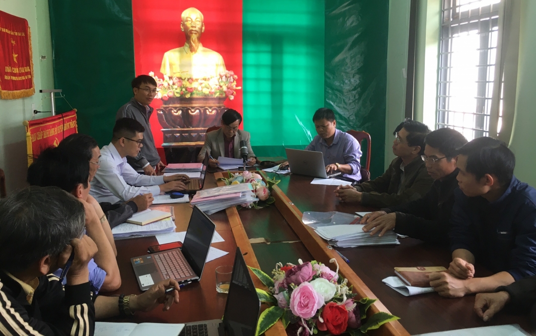 Đoàn kiểm tra của Sở Lao động - Thương binh và Xã hội kiểm tra công tác rà soát hộ nghèo, hộ nghèo ở xã Tam Giang, huyện Krông Năng.