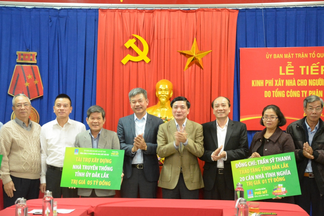 Lãnh đạo Tỉnh ủy, UBND tỉnh, Ủy ban MTTQ Việt Nam tỉnh tiếp nhận kinh phí hỗ trợ.
