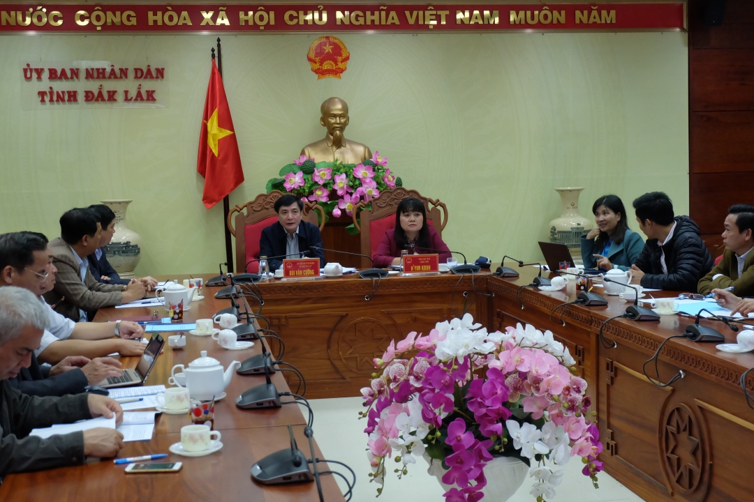 Bí thư Tỉnh ủy Bùi Văn Cường cùng các đại biểu tham dự tại điểm cầu Đắk Lắk