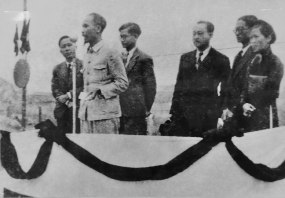 Chủ tịch Hồ Chí Minh và các đại biểu Quốc hội đầu tiên của Hà Nội ra mắt cử tri tháng 2/1946. Ảnh Tư liệu