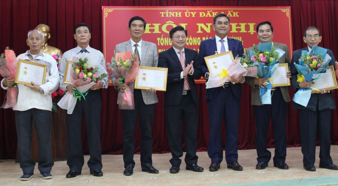 Phó Vụ trưởng Vụ địa phương II Nguyễn Văn Mạnh (đứng giữa) trao Kỷ niệm chương “Vì sự nghiệp Nội chính Đảng” tặng các cá nhân.