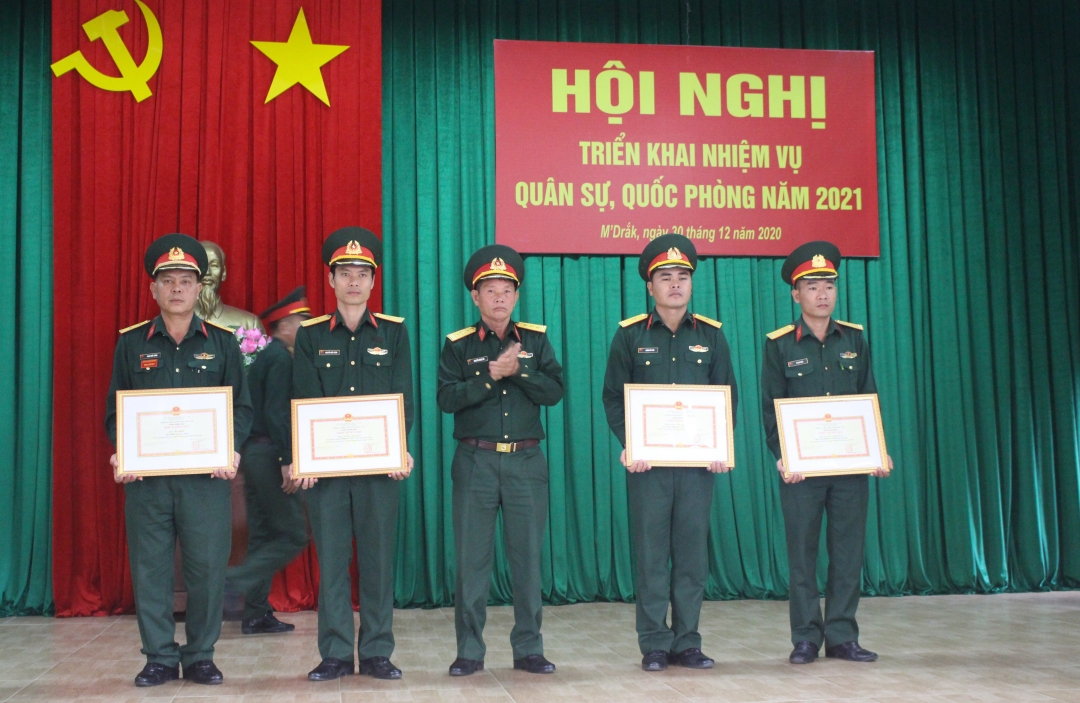 Các tập thể, cá nhân được khen thưởng của Bộ CHQS tỉnh.
