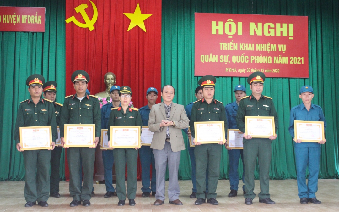 Phó Bí thư Huyện ủy, Chủ tịch UBND huyện MDrắk Phạm Ngọc Thạch (đứng giữa) trao Giấy khen tặng các tập thể, cá nhân có thành tích hoàn thành tốt nhiệm vụ quân sự, quốc phòng năm 2020.