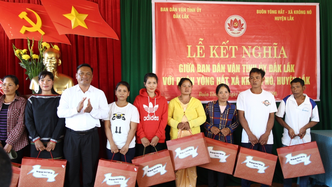 Ông Nay Phú, Phó Bí thư Huyện ủy Lắk (thứ 3 từ trái sang) được được bầu làm Chủ tịch UBND huyện Lắk. 