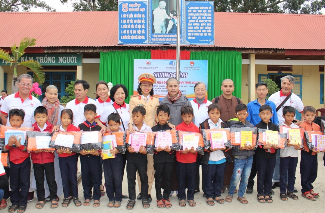 Đại diện các đơn vị tặng quà cho các em học sinh Trường Tiểu học Nguyễn Du (xã Ea Wer, huyện Buôn Đôn). 