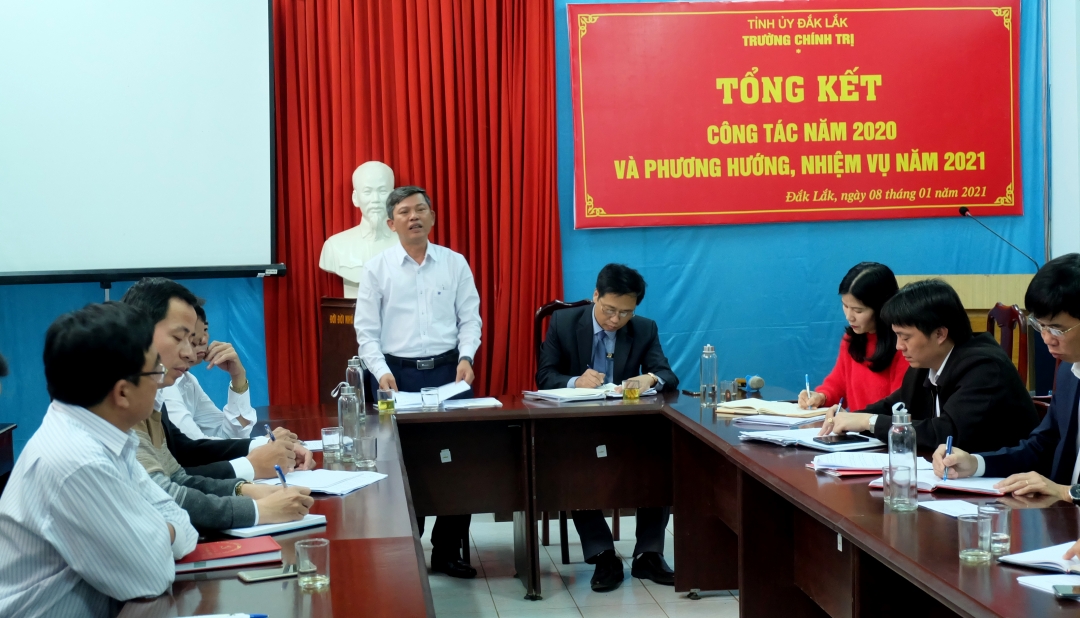 Đồng chí Nguyễn Thành Dũng, Hiệu trưởng Trường Chính trị tỉnh phát biểu tại hội nghị