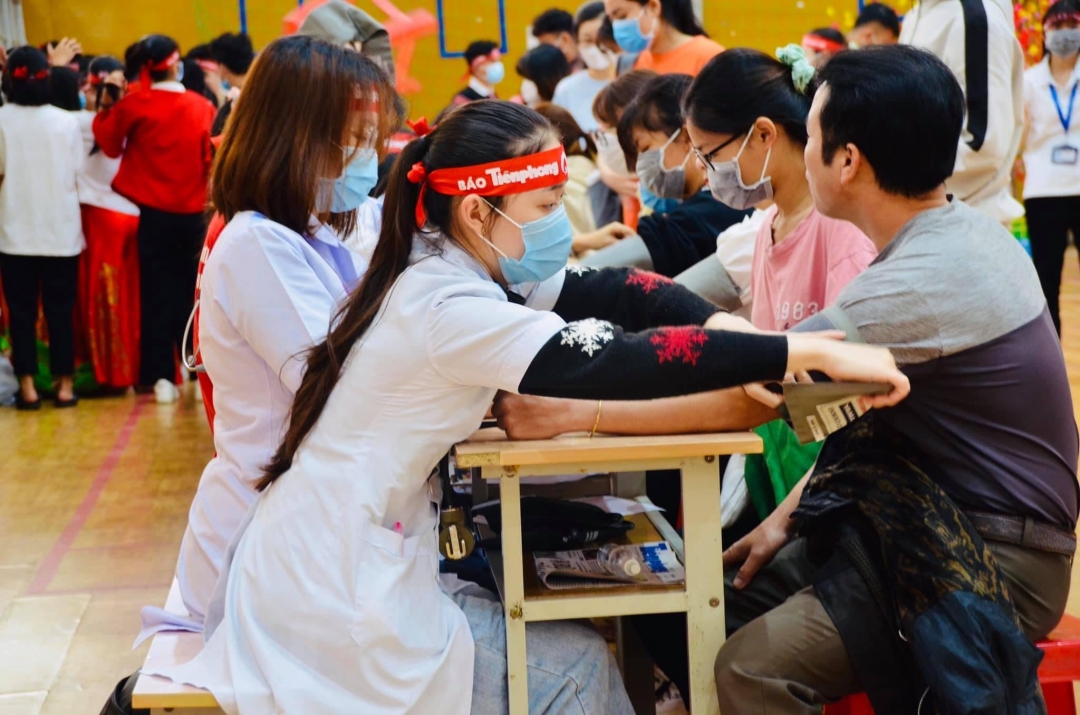 Đông đảo các tình nguyện viên tham gia hiến máu tại Trường Đại học Tây Nguyên