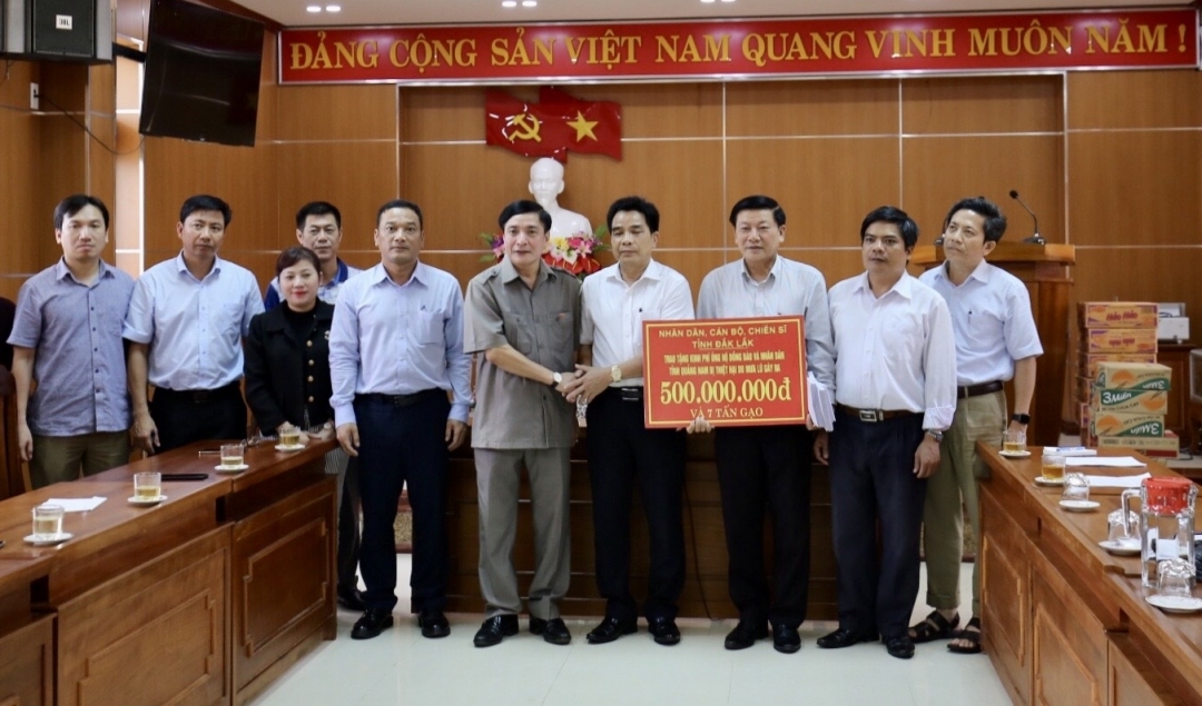 Đoàn công tác do Bí thư Tỉnh ủy Bùi Văn Cường làm Trưởng đoàn đến thăm, trao kinh phí hỗ trợ huyện Phước Sơn, tỉnh Quảng Nam.  