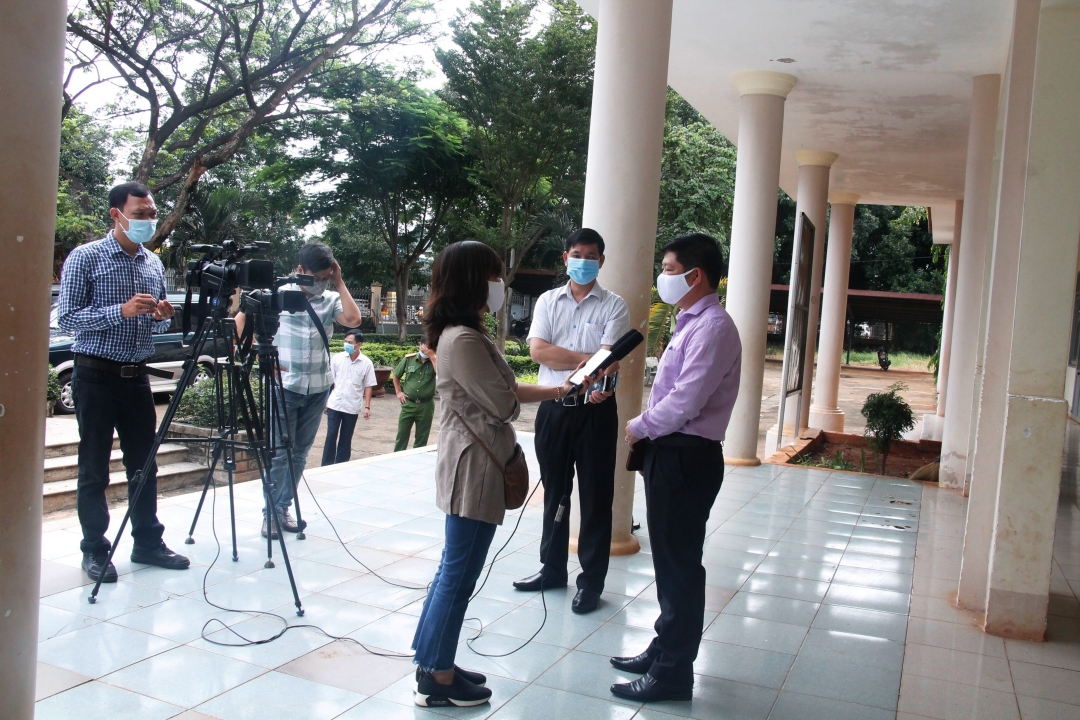 Phóng viên Báo Đắk Lắk phỏng vấn lãnh đạo UBND TP. Buôn Ma Thuột về tình hình dịch Covid-19.  								 Ảnh: H. Tuyết