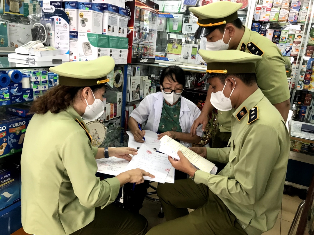 Lực lượng Quản lý thị trường Đắk Lắk kiểm tra trang thiết bị vật tư y tế tại một nhà thuốc trên địa bàn TP. Buôn Ma Thuột. 