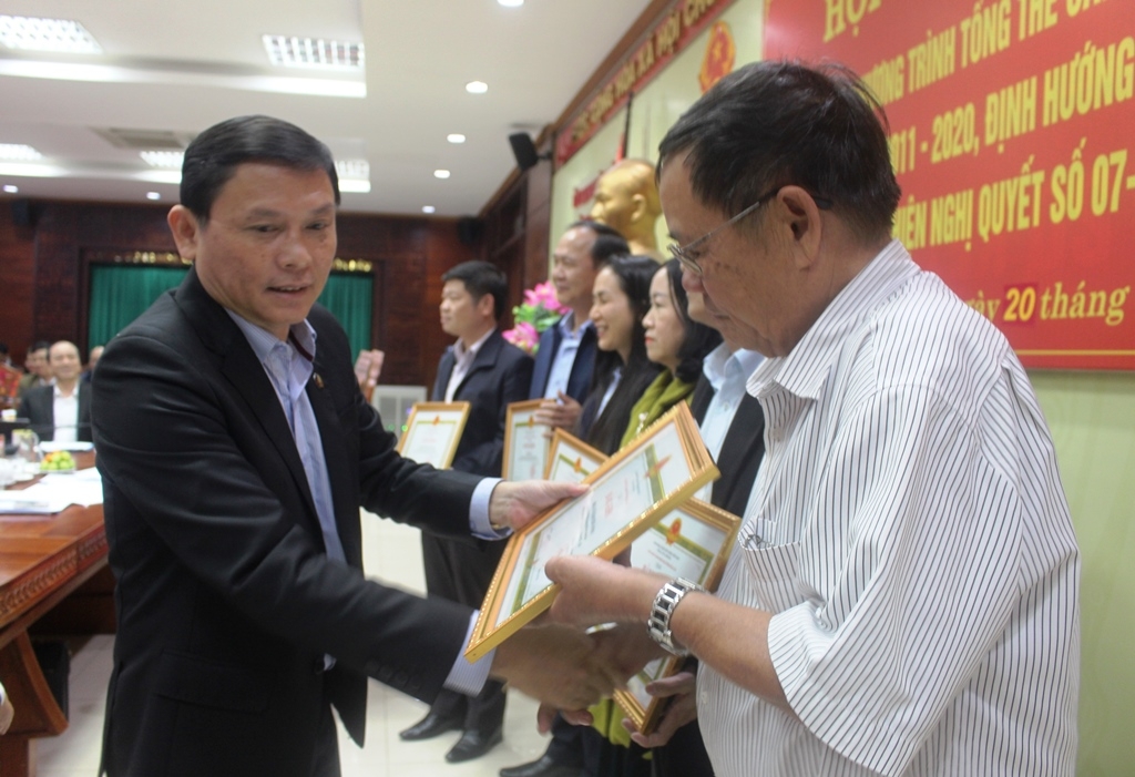 Phó Chủ tịch Thường trực UBND tỉnh Nguyễn Tuấn Hà trao Bằng khen của UBND tỉnh tặng các tập thể có thành tích xuất sắc trong triển khai, thực  hiện công tác CCHC của tỉnh, giai đoạn 2011-2020. 