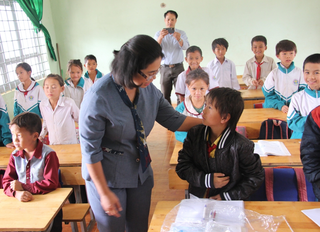 Tặng áo cho học sinh Trường Tiểu học Y Ngông Niê Kđăm.