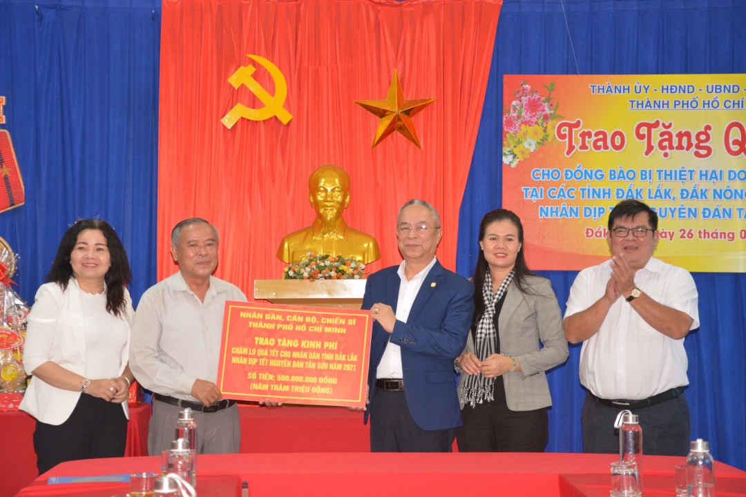 Phó Chủ tịch Thường trực Ủy ban MTTQ Việt Nam tỉnh Lê Xuân Sương tiếp nhận kinh phí hỗ trợ.