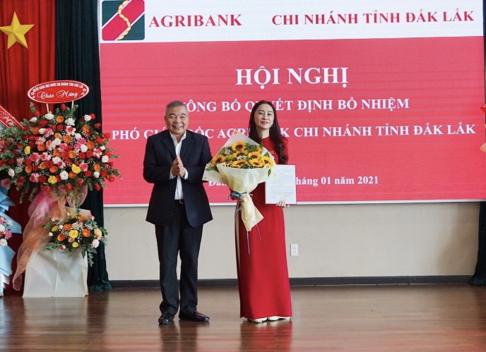 Bà Trịnh Thị Bích Lan nhận Quyết định bổ nhiệm giữ chức vụ Phó Giám đốc Agribank Đắk Lắk của Chủ tịch Hội đồng thành viên Agribank